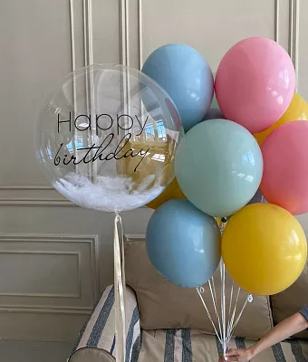 Bubble-шар с надписью Happy Birthday, перьями и букетом пастельных шаров