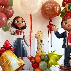 Оформление шарами на 1 сентября с ходячими фигурами и цифрой «1»