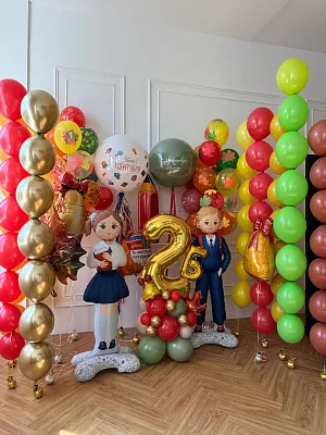 Оформление класса на 1 сентября шарами «Здравствуй, школа» с фигурами школьников и цифрой класса