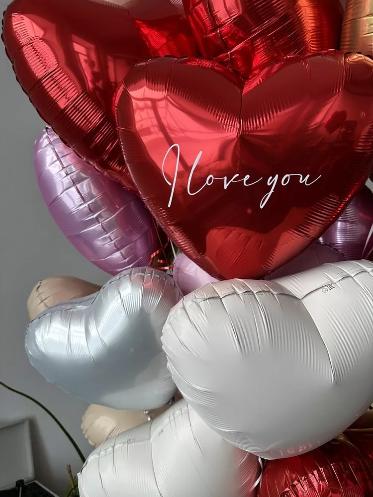 Фонтан из шаров-сердец «I love you» с надписью Love
