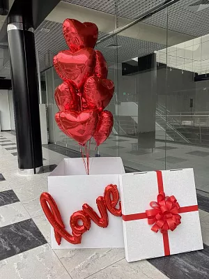 Коробка-сюрприз с надписью "Love" с фольгированными сердцами