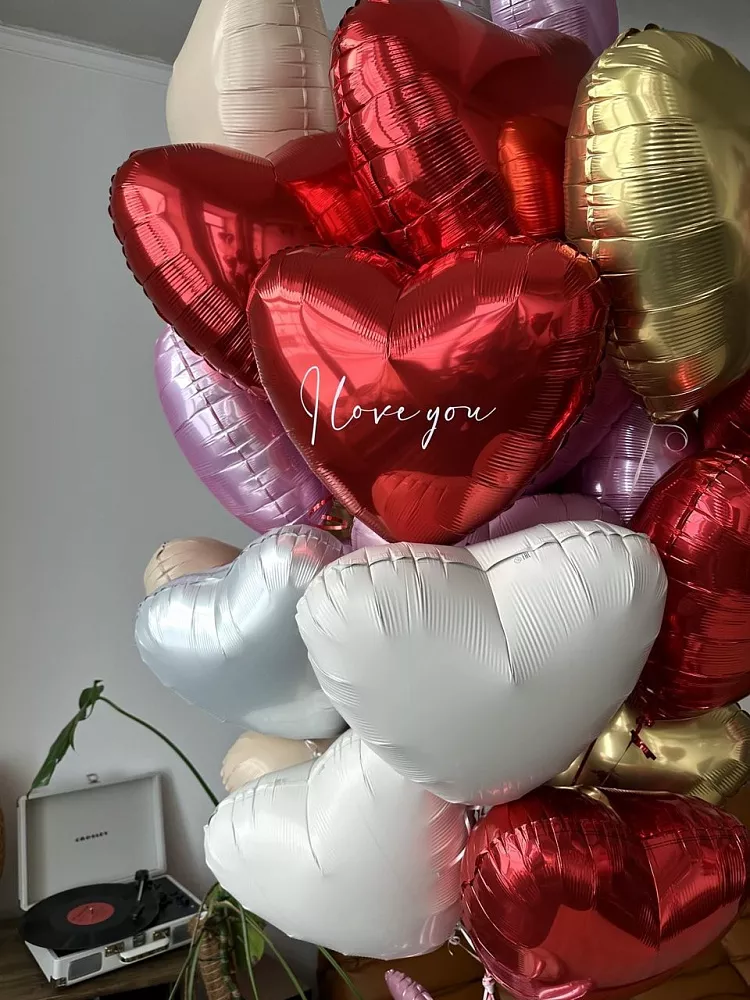 Фонтан из шаров-сердец «I love you» с надписью Love