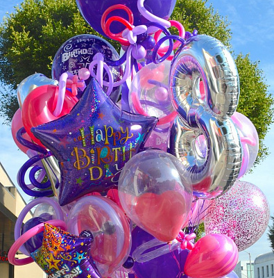 Огромный фонтан из шаров в фиолетовом цвете