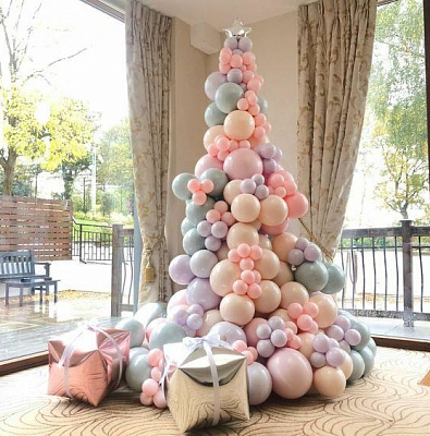 Розовая новогодняя елка из шаров