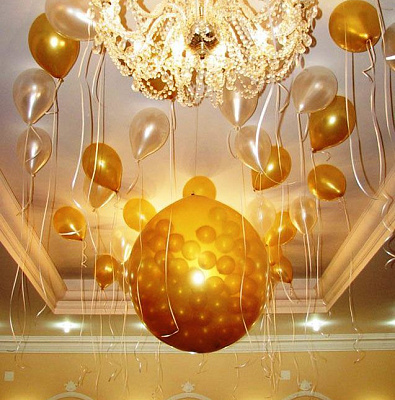 Золотой шар-сюрприз с гелиевыми шарами