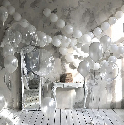 Фотозона из белых шаров на свадьбу