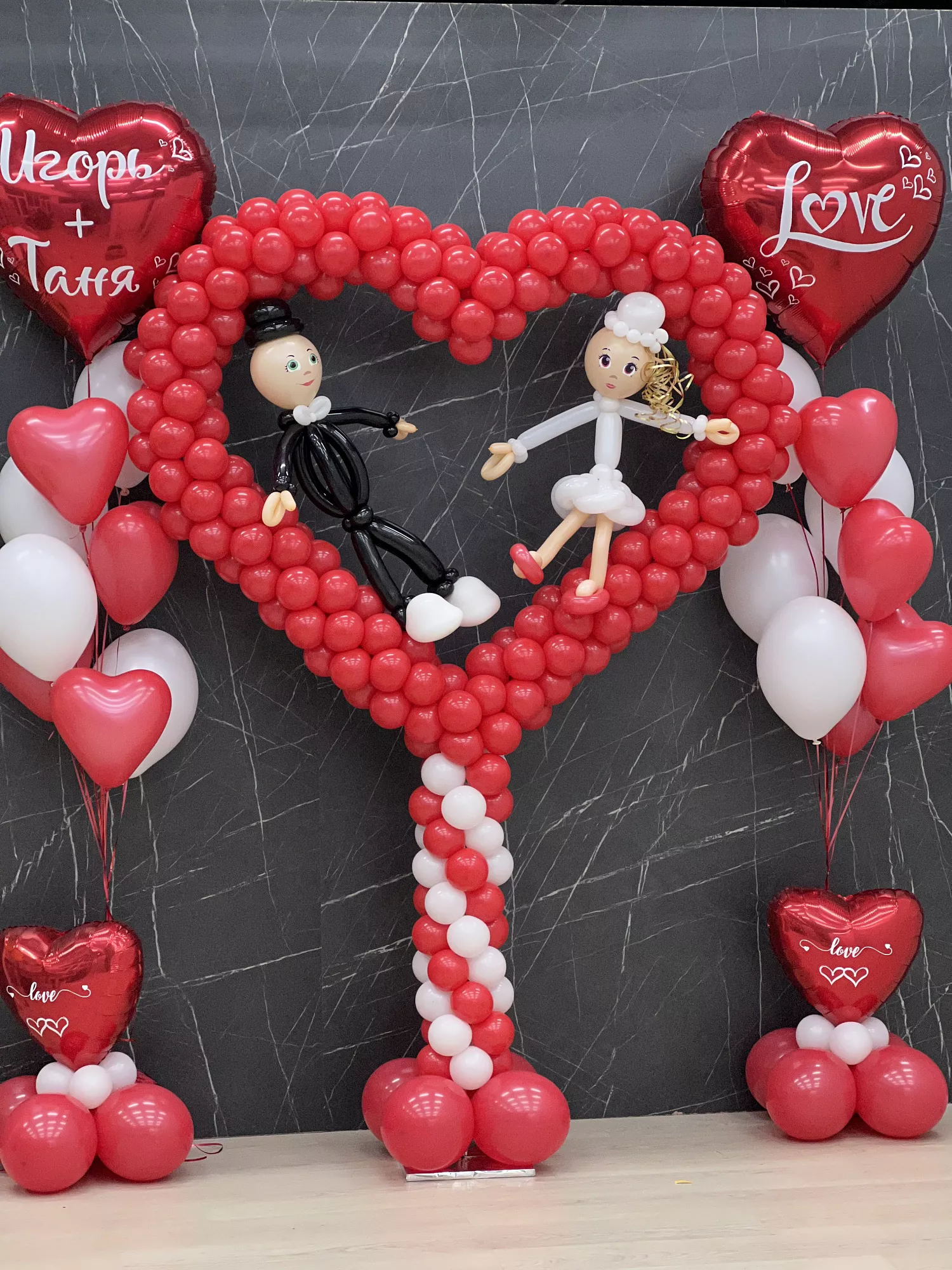 Композиция из шариков на свадьбу с кольцом и сердцами с персональными надписями